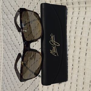 EUC Maui Jim Pokowai Arch  Sunglasses tortoise color SOLD out on Maui site.